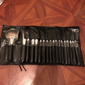 Morphe 18 piece stable brush set